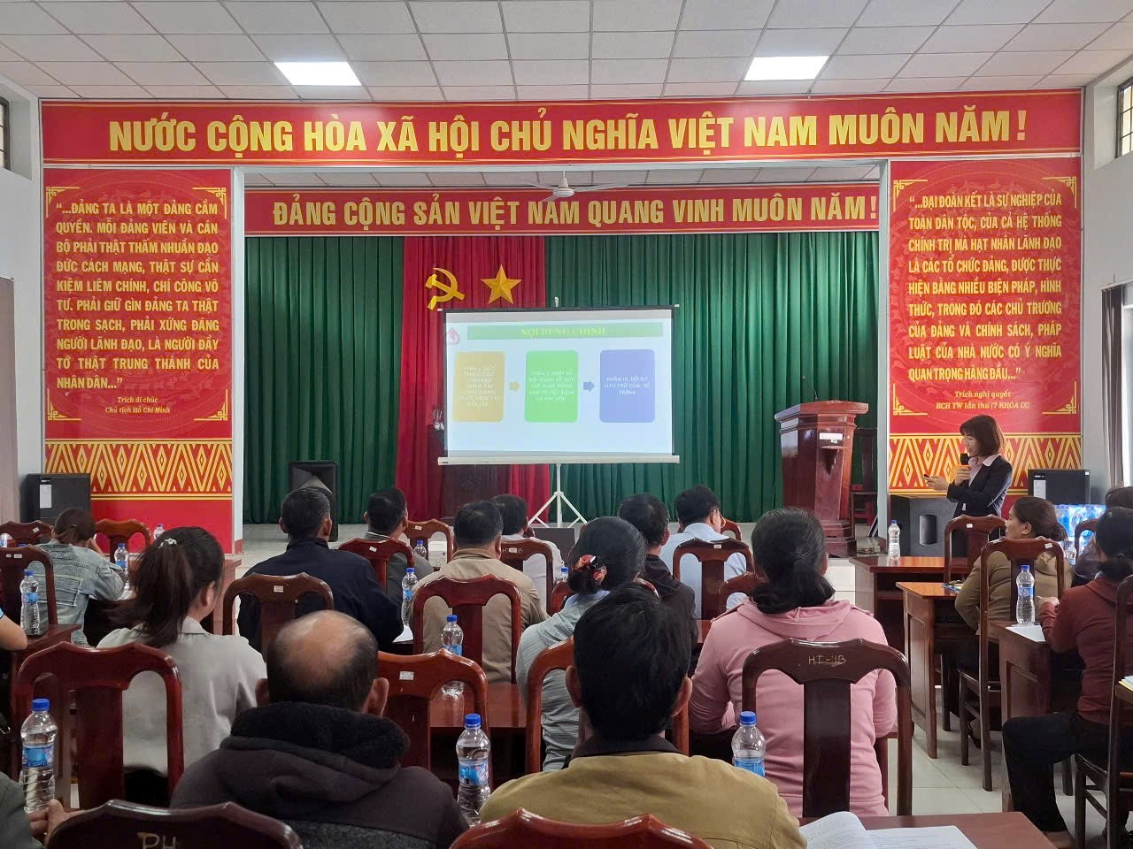 TẬP HUẤN NGHIỆP VỤ CHO TỔ TRƯỞNG TỔ TIẾT KIỆM VÀ VAY VỐN TẠI XÃ DRAY BHĂNG